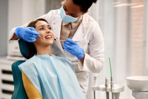 歯科医院で治療を受けて笑う女性