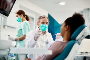 歯科医院で治療を受ける人と男性歯科医師