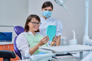 笑顔の女性と見守る女性歯科医