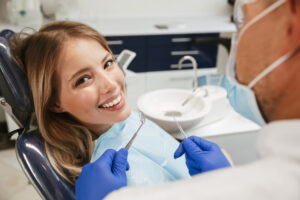 笑顔で歯科治療を受ける女性