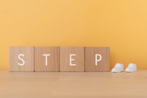 ステップ「STEP」と書かれた積み木と靴のおもちゃ