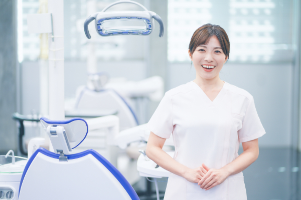 やりがいをもって仕事をする歯科衛生士の女性