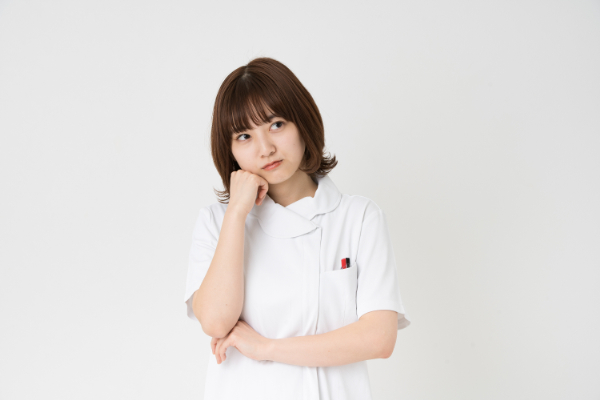 何歳まで働けるのか考える歯科衛生士の女性