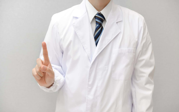MFT(口腔筋機能療法)について説明する歯科医のイメージ