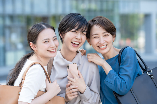笑顔で楽しそうに旅行を楽しむ3人の女性