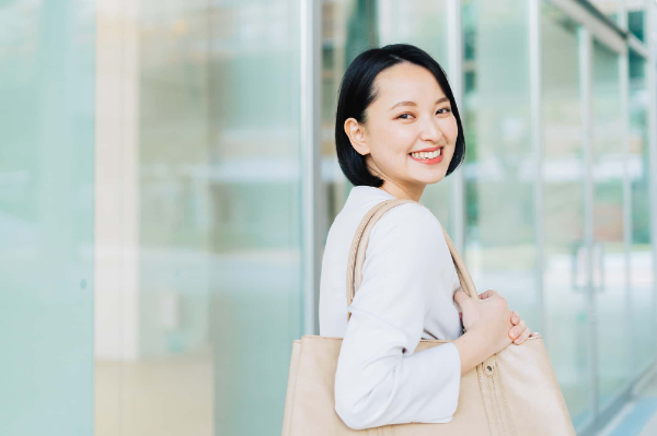 ワイヤー矯正して美しい歯並びとなった笑顔の女性