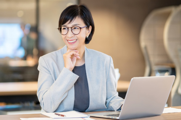 笑顔で仕事に励む女性