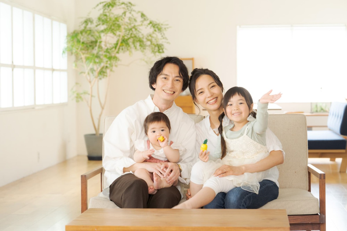 笑顔の四人家族